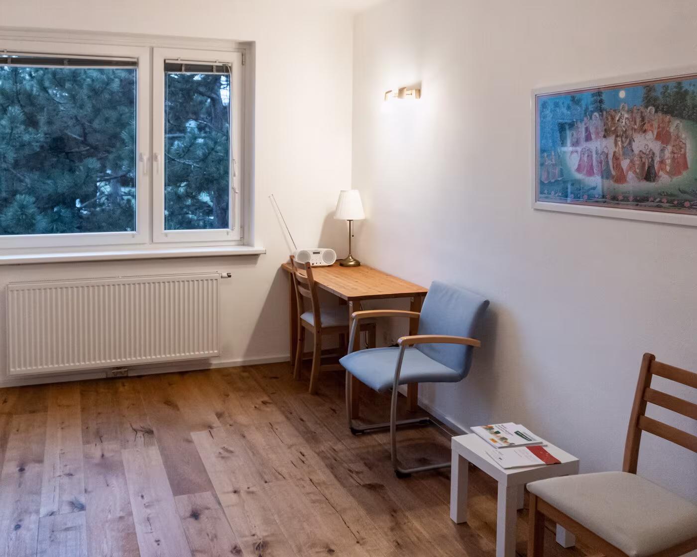 Wartebereich – ruhig, warm und hell